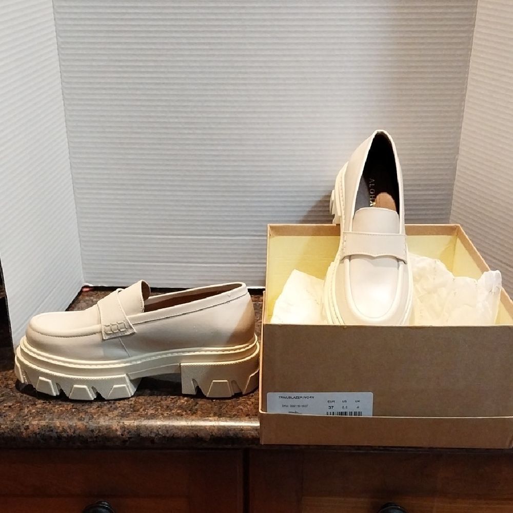 ALOHAS Women's Off-White Chunky Loafers....Size 6.5....NEW